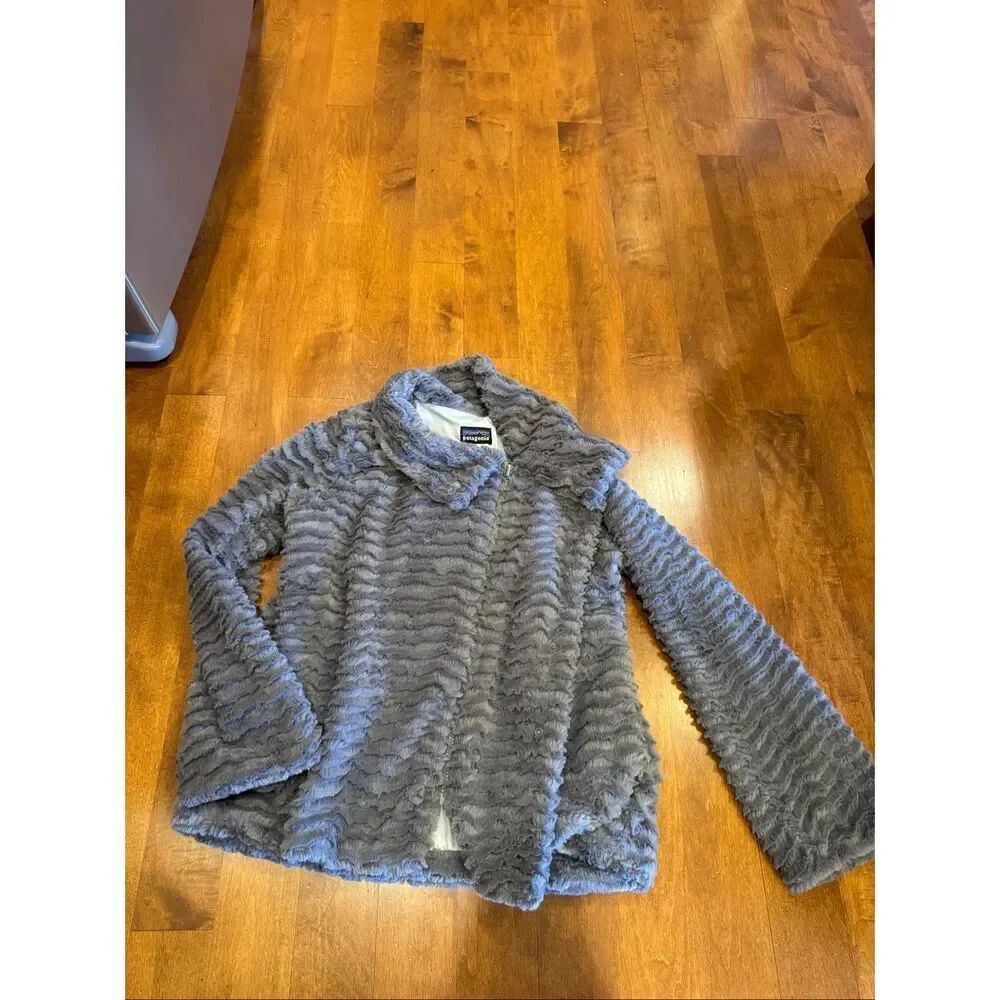Woman’s Patagonia plush jacket size extra small